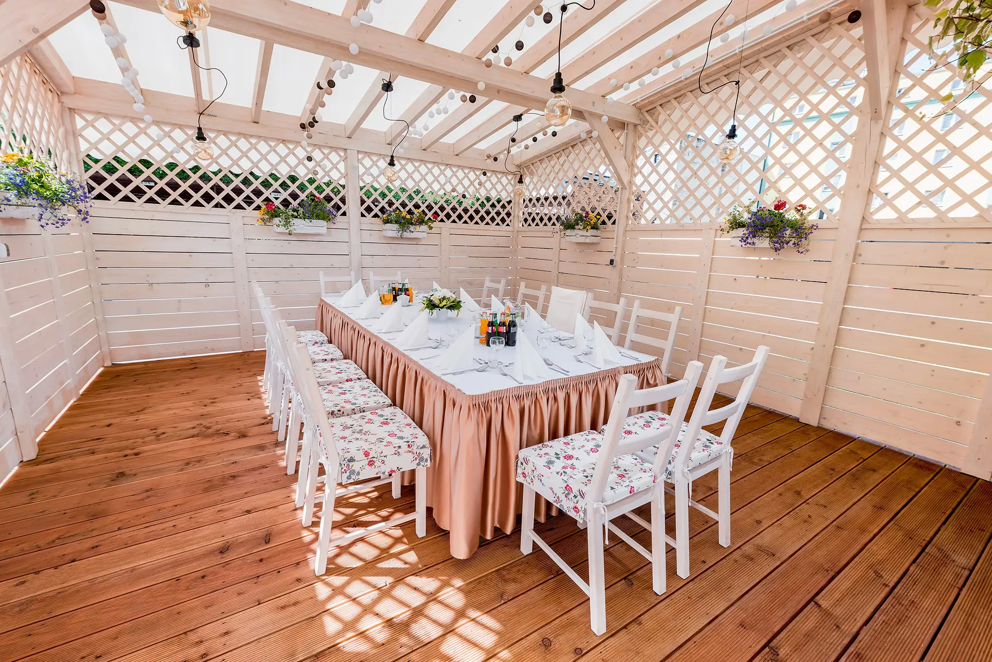 Letnie patio - stół przygotowany na przyjęcie